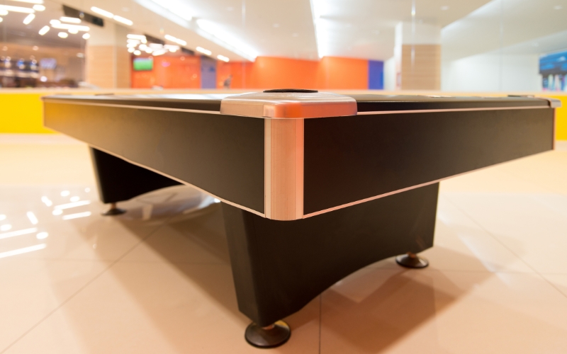 Xem xét khung và chân bàn có kết cấu chắc chắn