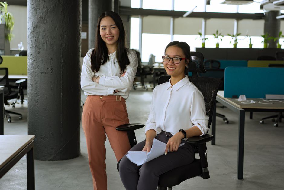 So sánh ghế trắng với ghế văn phòng phổ thông So sánh ghế trắng với ghế văn phòng phổ thông